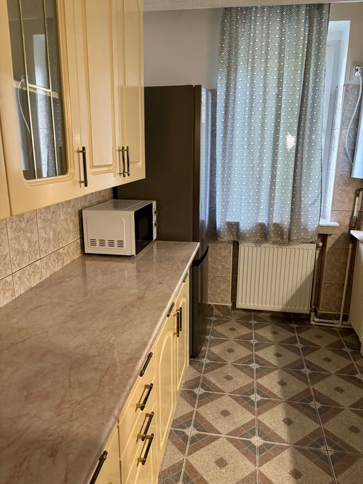 Inchiriez apartament cu 2 camere, situat pe str.  Dimitrie Cantemir ( RFN) etajul 4, cu acoperis nou. Chirie: 300 €/lună, pentru minimum 1 an.