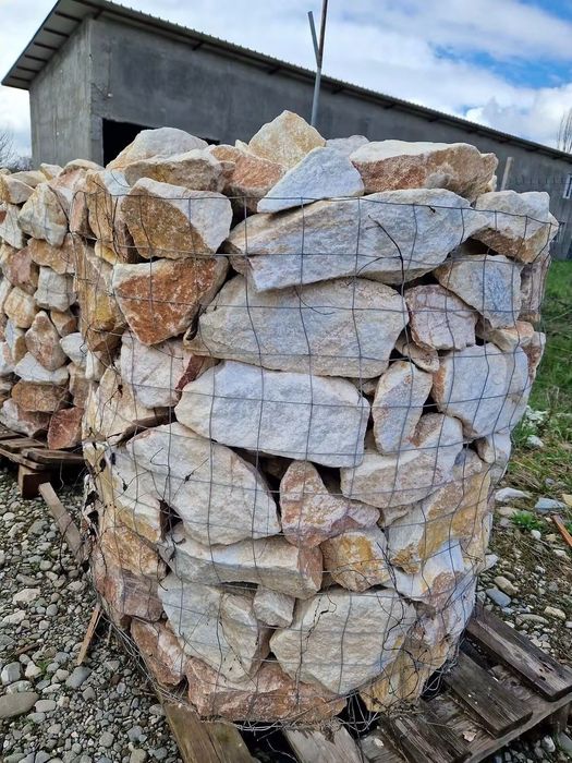 Piatra naturala de munte rezistentă la trafic greu. Asiguram transport și montaj in toată țara