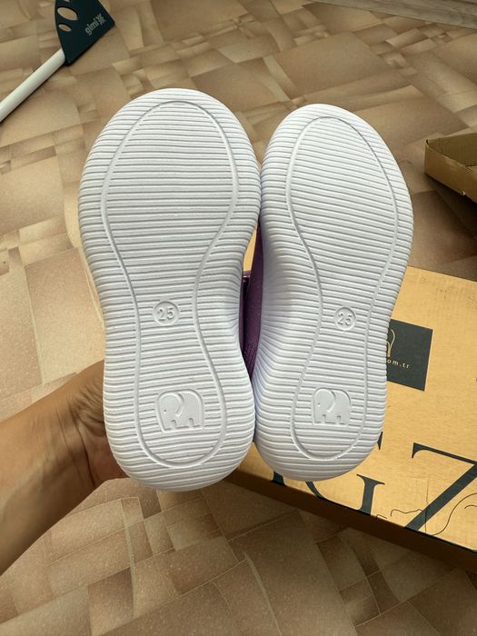 Продам новые детские кроссовки