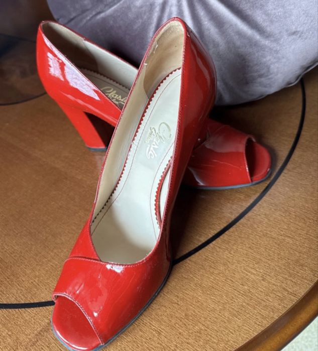 Pantofi deschiși în față