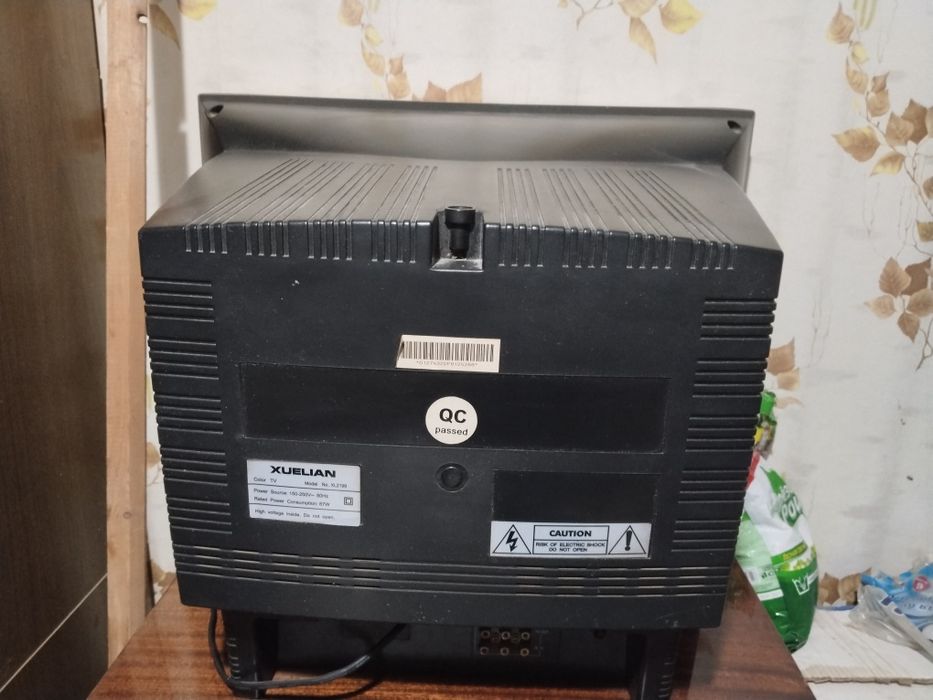 Телевизор б/у, все работает, цветной.