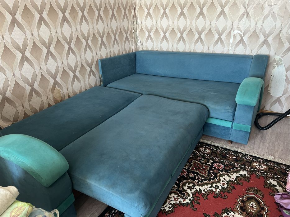 Продам диван зеленый