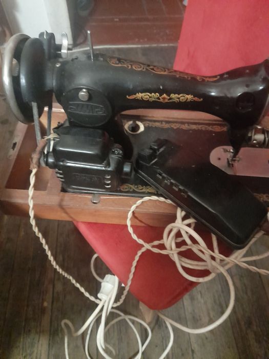 Masina de cusut veche vintige ieftina