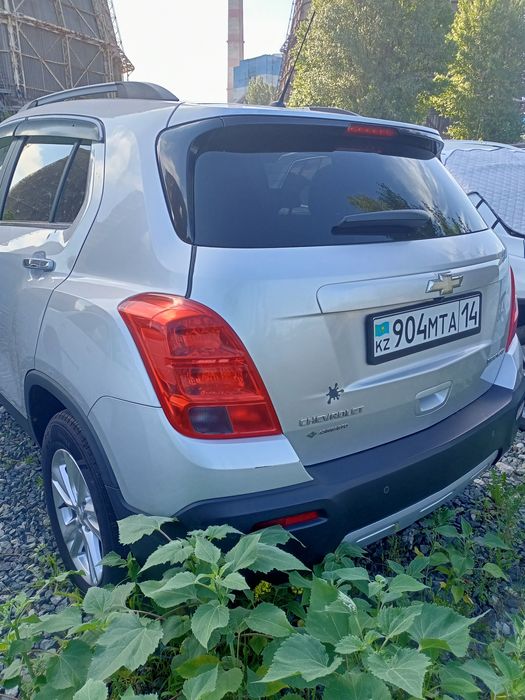 автомобиль шевроле трекер