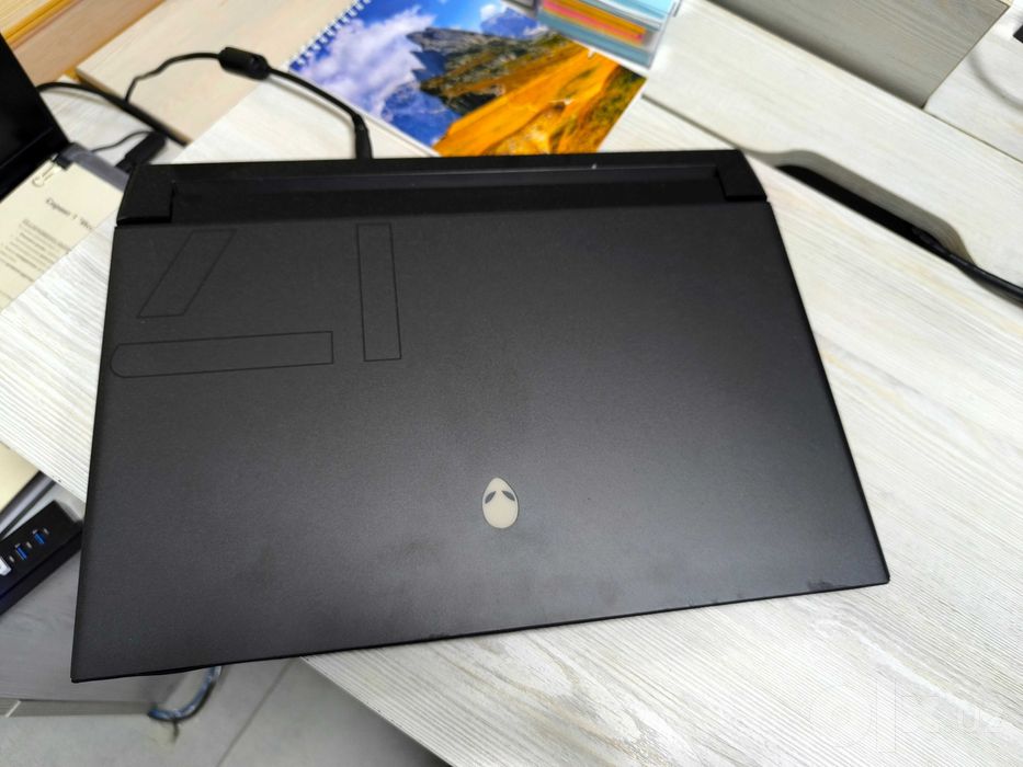 Alienware m17 R2 свой в хорошем состоянии