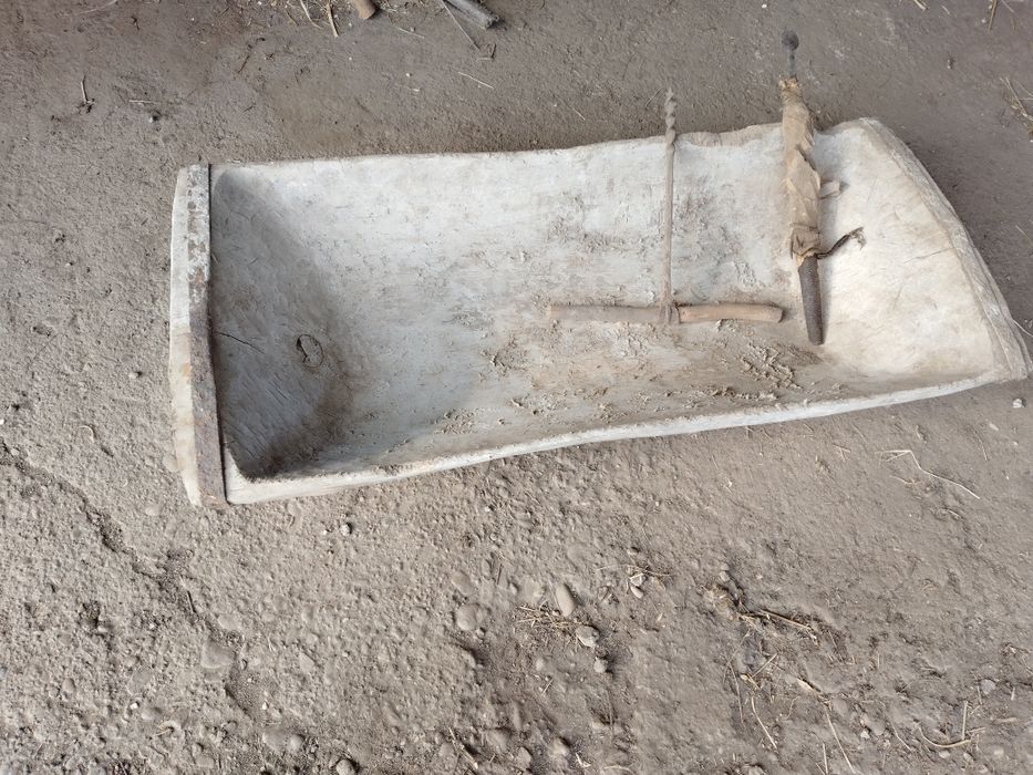 Старо дървено корито