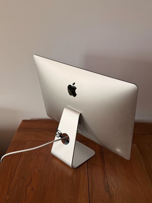 Apple iMac 21.5” 2015 Retina 4K 3.1 GHz Quad core i5 8Gb RAM SSD