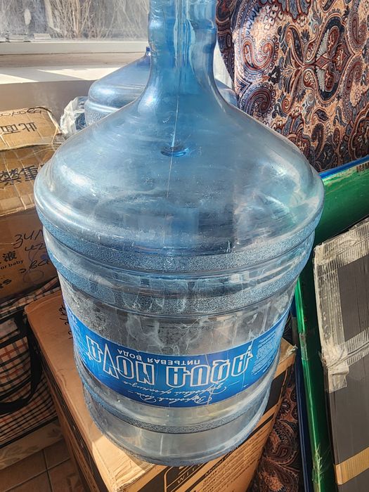 Продам бутыли для воды 19 литров