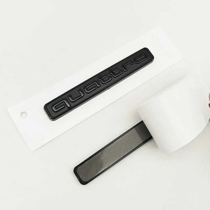 Emblema AUDI Quattro Sigla Logo Portbagaj Auto-Adeziva Negru Lucios