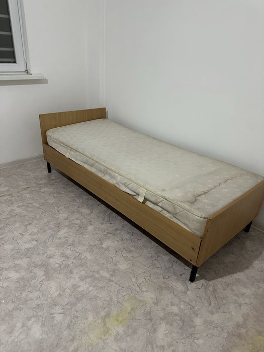 Кровать и матрасом