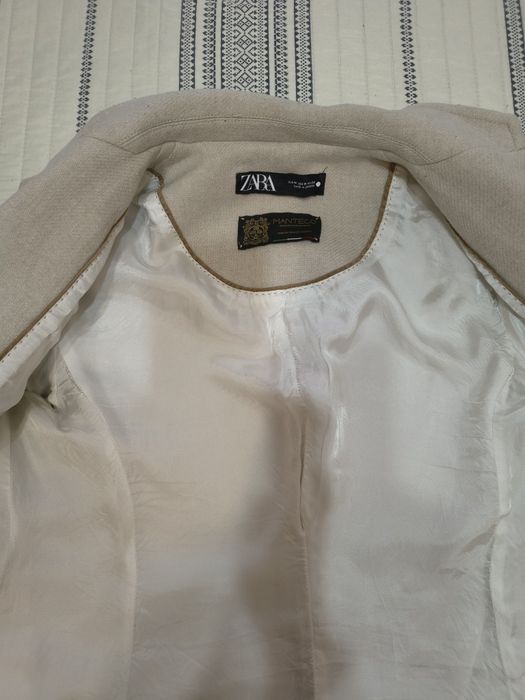 Продавам дамско вталено палто на Zara размер М в отлично състояние.