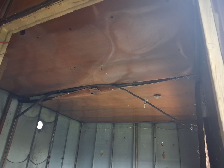 Продавам форгон с две стай