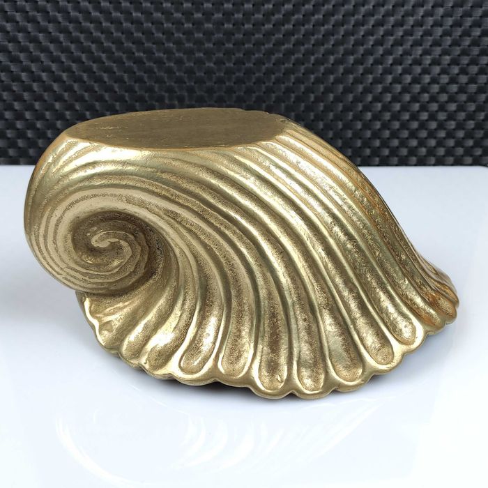 Масивна бронзова декорация