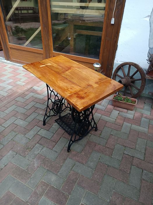 Suport lavoar sau măsuță din mașină de cusut