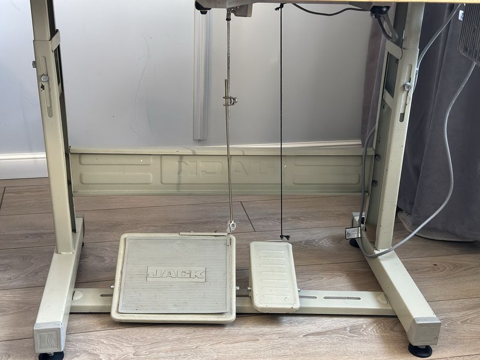 Продам оверлок Jack