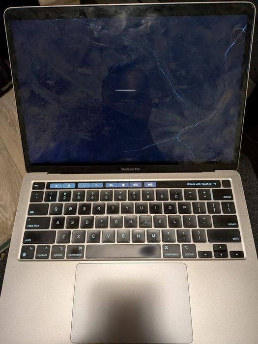 Vând macbook pro M1, display spart