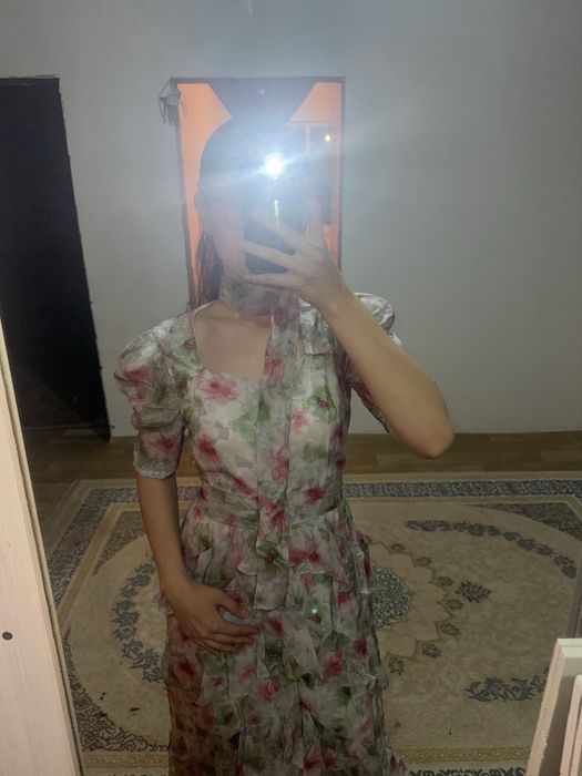 Нежный платье. . .