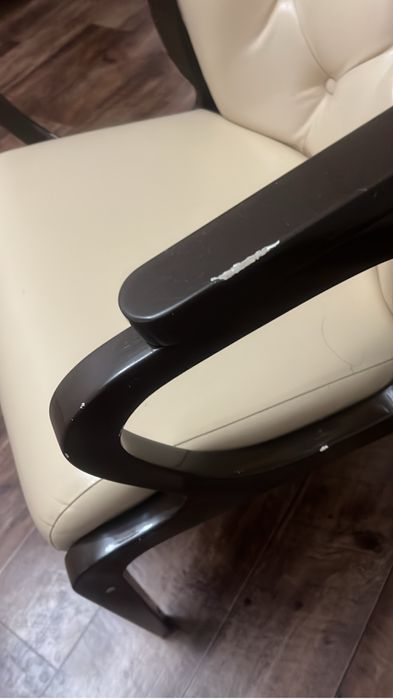 Кожаное кресло бежевого цвета