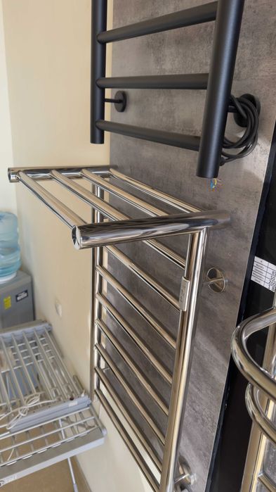 Полотенцесушитель с большой полочкой от производителя.