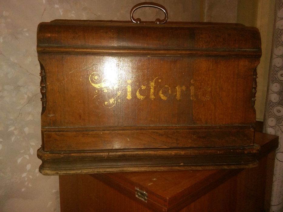 Швейная машинка "Victoria"