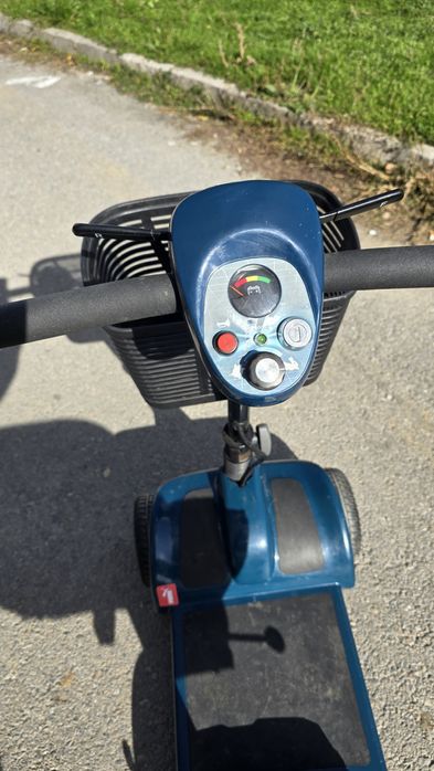 Акумулаторна количка-скутер за трудноподвижни хора