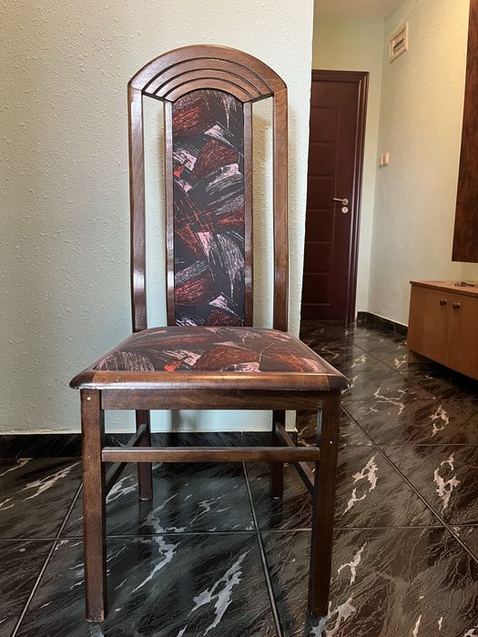 Шест дървени стола