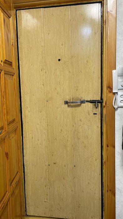 Продаётся входная металлическая дверь