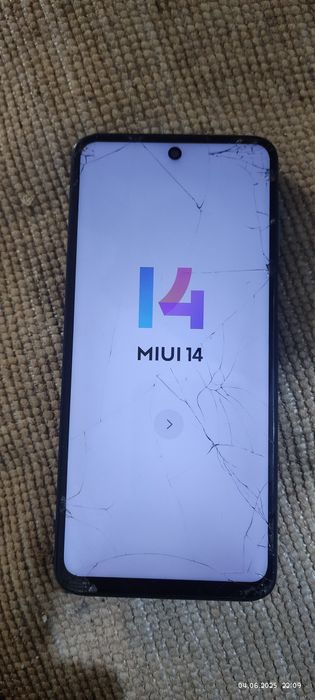 Редми 11. Чу-чуть побитый