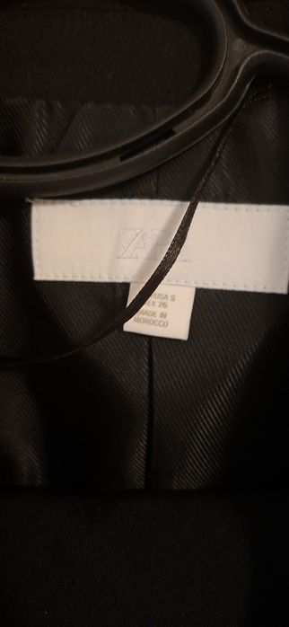 Черен костюм на Zara с пера