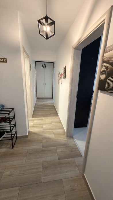 Apartament de închiriat – 3 camere, două băi, bucătărie închisă, 70 mp, utilat complet – strada Tineretului 37i
