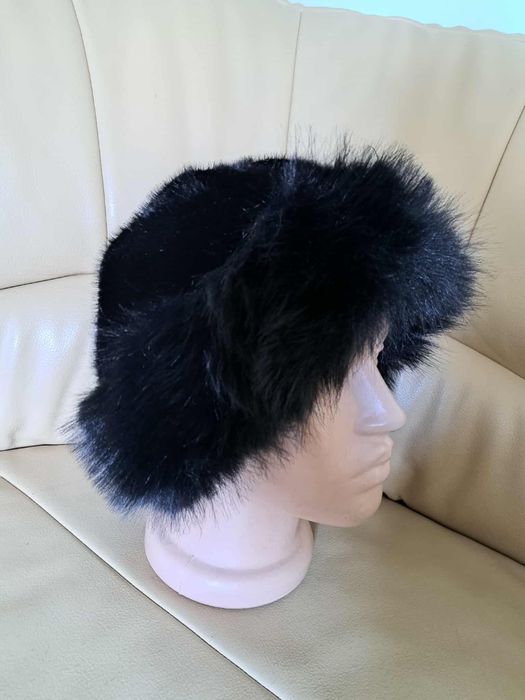 Луксозна зимна дамска шапка