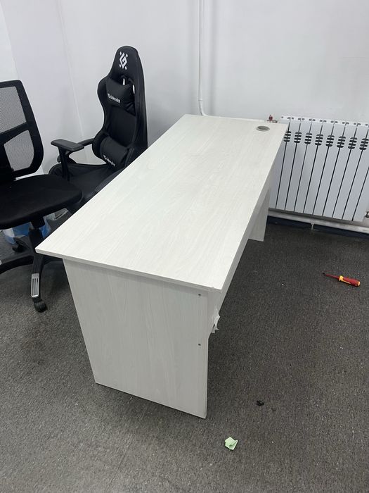 Офисный стул и столы, диван, вешалка