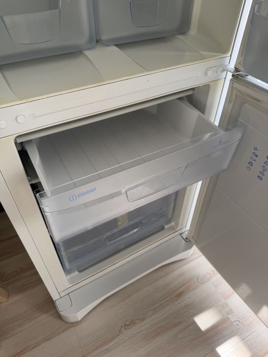 Холодильник Indesit