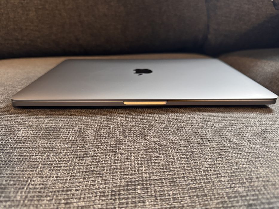 Нов Macbook Pro 13 m2 2022 99% капацитет 33 цикъла,зарядно 97w