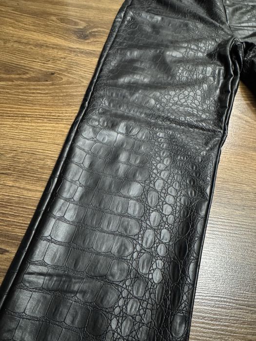 Pantaloni din imitatie de piele cu eticheta