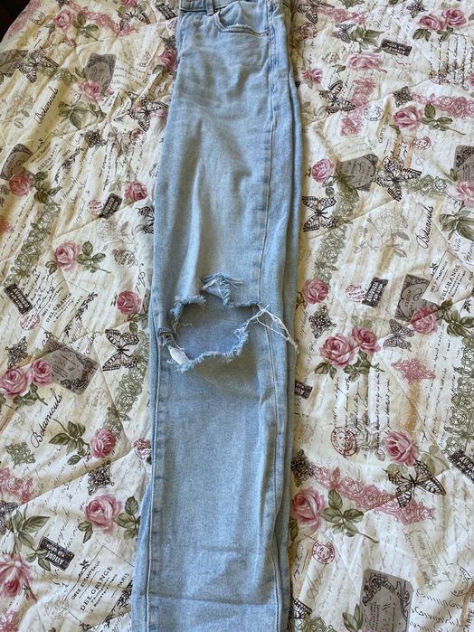 Продавам дънки , носени са много малко