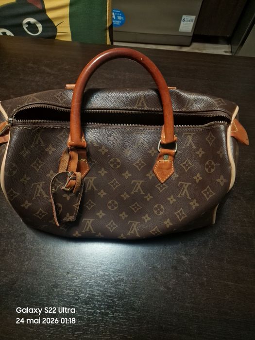 Louis Vuitton Speedy (varianta clasică, cu mâner de mână, fără baretă lungă de umăr).
