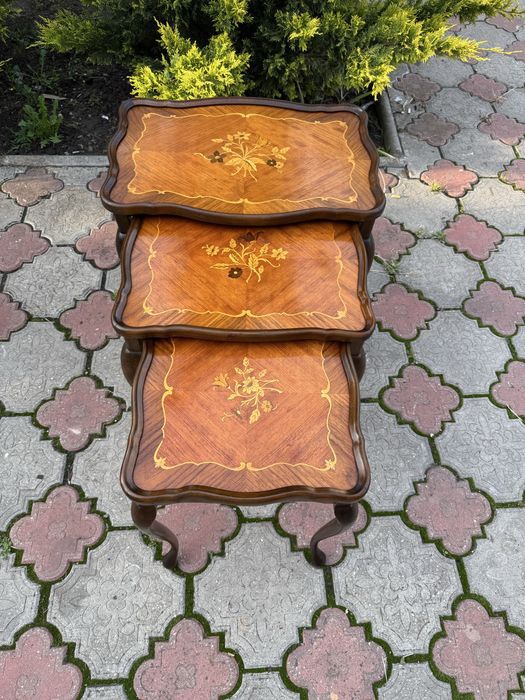 Set 3 masute deosebite din lemn cu intarsii florale