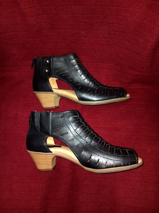 Из США ,женские босоножки в чёрном цвете , от бренда "Earth "