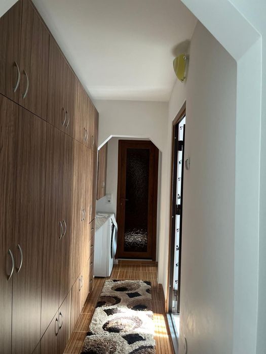 Inchiriez apartament cu 3 camere, mobilat și utilat .