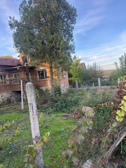 Къща с Двор 850кв