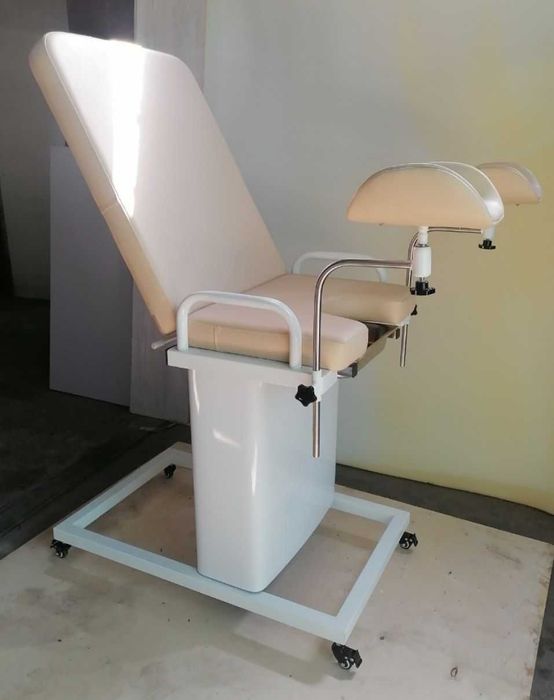 Гинекологическое кресло смотровое.