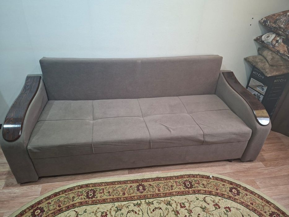 Продам диван с подушками
