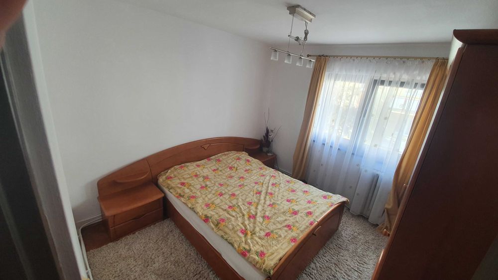 Închiriez apartament cu 4 camere !!!