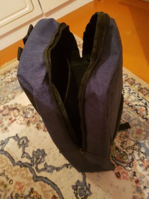 Однотонный синий цвет.