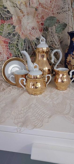 Изискан, порцеланов комплект за кафе