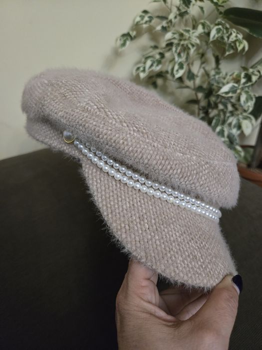 Актуална шапка бежова