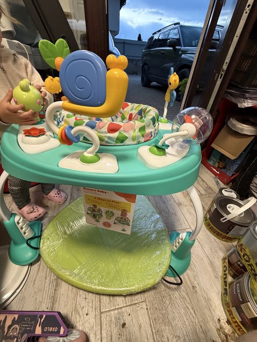 Jumper bebe cu centru de activitati