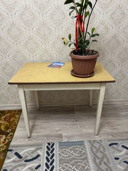 Срочно продаю стол! Забирать Ш.Уалиханова 188дом, напротив 40-й школы