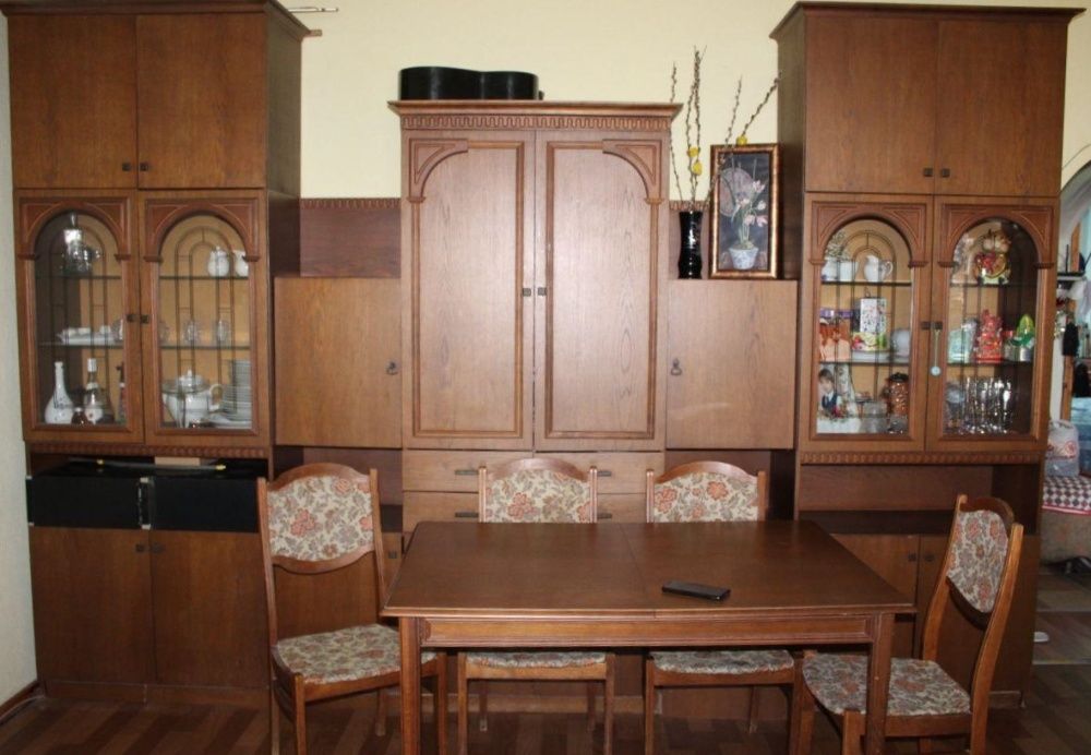 Продаётся Горка цвет орех без стола и стульев.